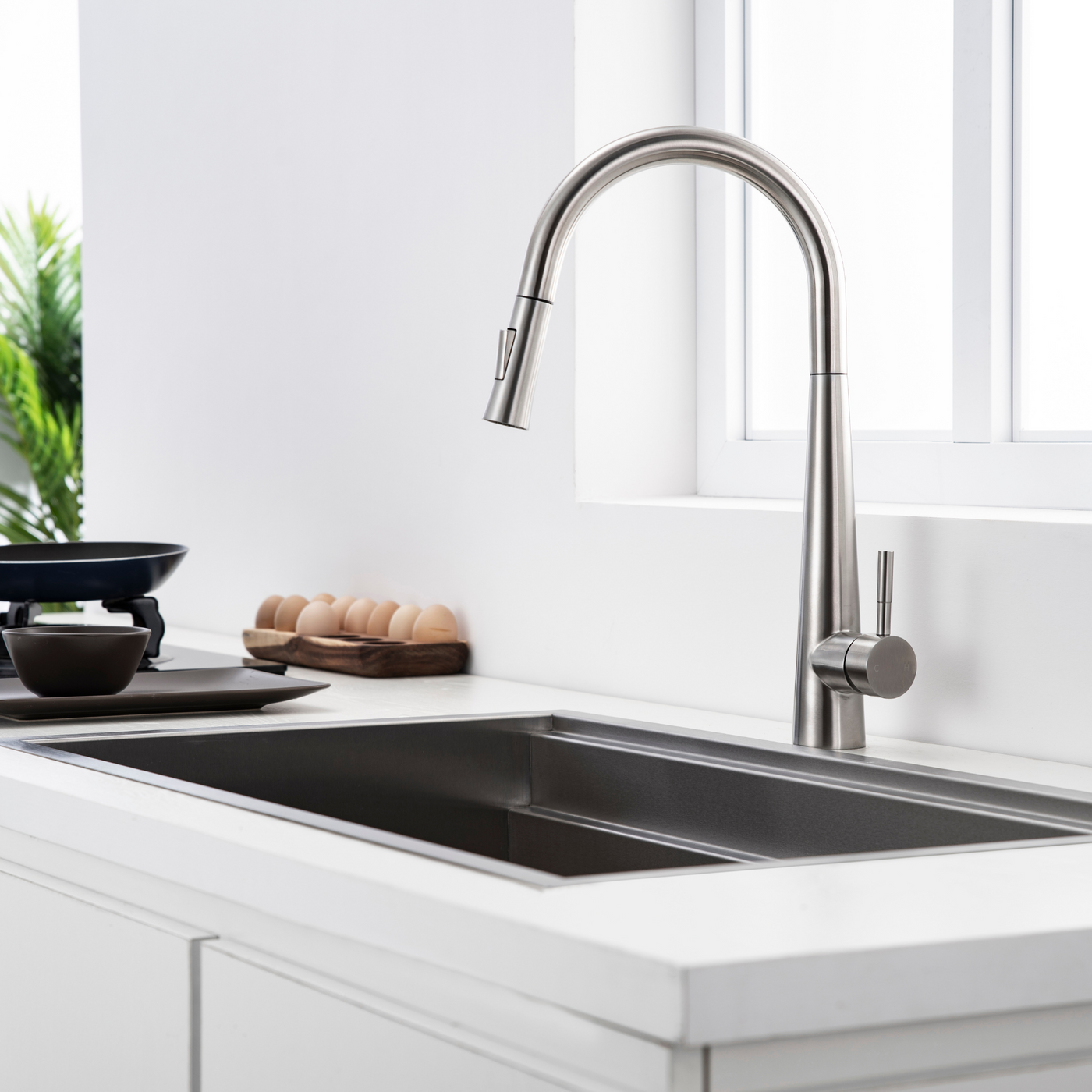 ZENO™ Contemporary Style Single-Handle Kitchen Sink Faucet with Pull-Down Sprayer