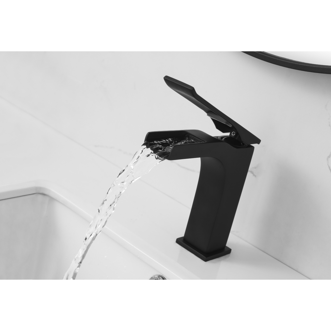 Robinet de lavabo de salle de bain à poignée unique de style contemporain ALTAIR™ GF705
